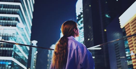 Vrouw in nacht waakt over gebouwen